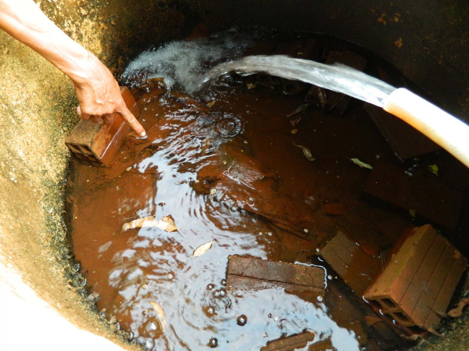 Hướng Dẫn Cách Xử Lý Nước Phèn Trong Sinh Hoạt Hàng Ngày