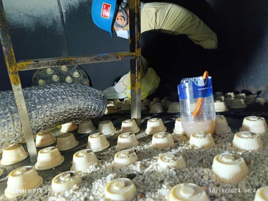 Watercotech tiến hành dán keo giá đỡ vật liệu